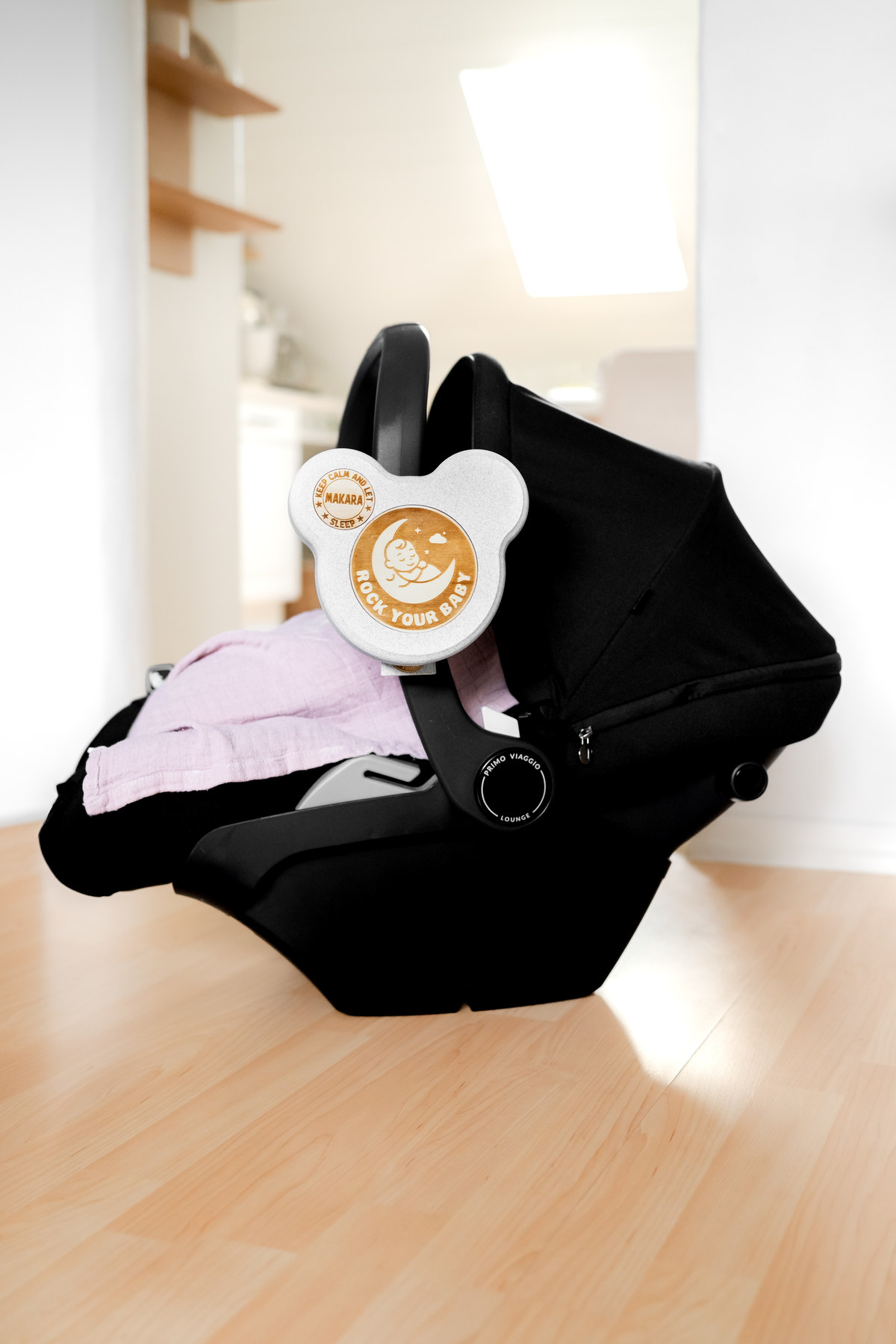 ROCK YOUR BABY an einer Babyschale.